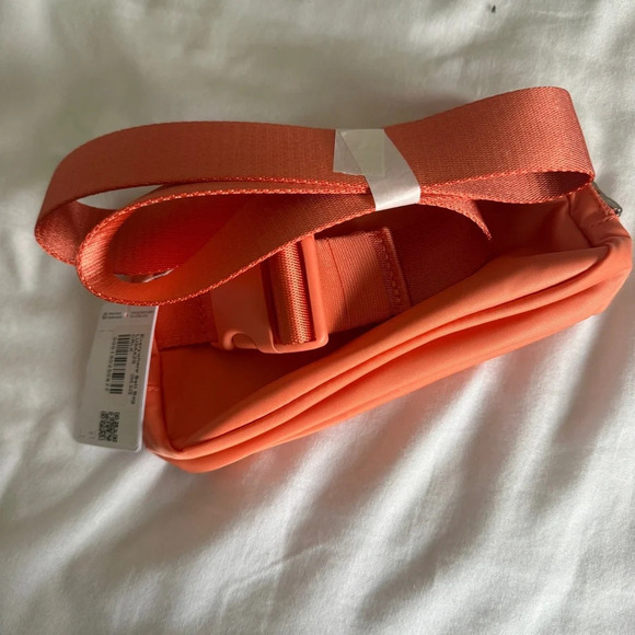 🆕🧡 Lululemon Everywhere Belt Bag Coral Kiss - Picture 4 of 6